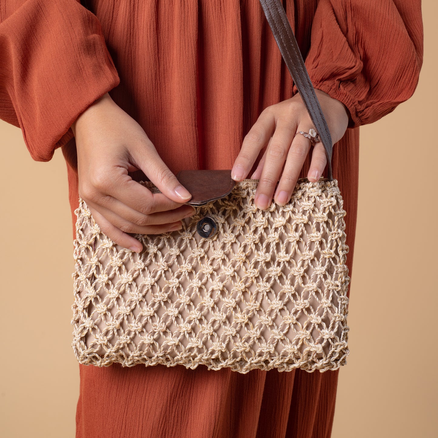 Isla Sustainable Abaca Shoulder Bag (Beige)